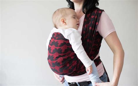 Genitore e bambino in babywearing, con focus sul contatto pelle a pelle