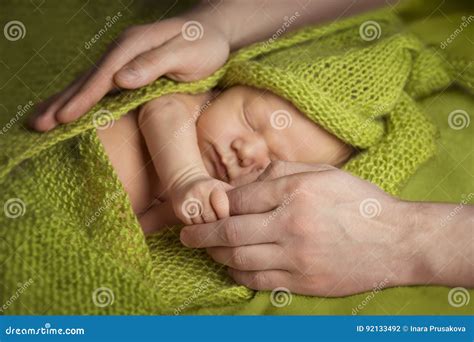 Mani libere del genitore mentre porta il bambino