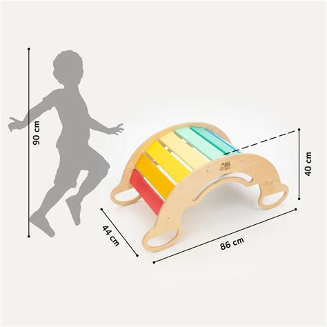 Bambino che interagisce con un arco Montessori