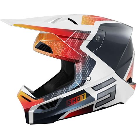 Bambino con casco e protezioni sulla moto elettrica