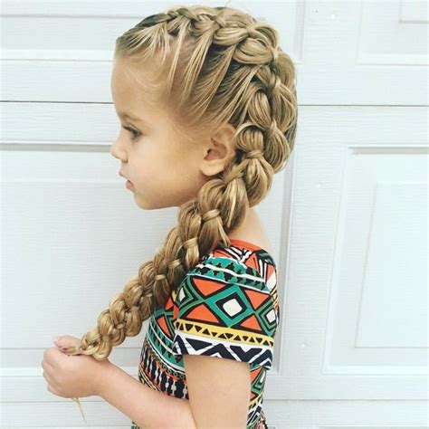 Bambina con capelli lunghi e trecce elaborate
