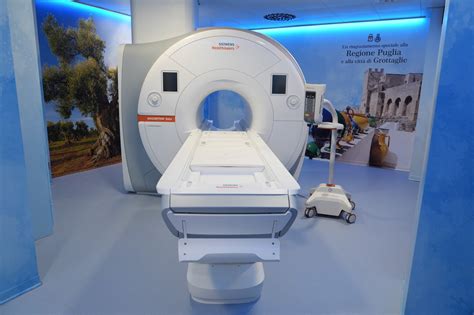Rappresentazione di una macchina per Risonanza Magnetica: un'immagine che mostra l'ambiente interno di uno scanner RM