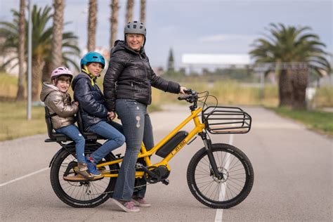 Famiglia felice in bici cargo