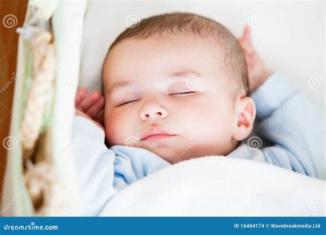 Bambino addormentato nella culla