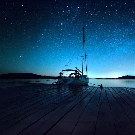 Barca a vela sotto un cielo stellato