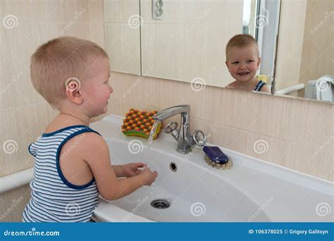Bambino felice che gioca nel seggiolino da bagno