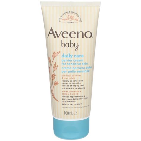 Bambino con pannolino e crema