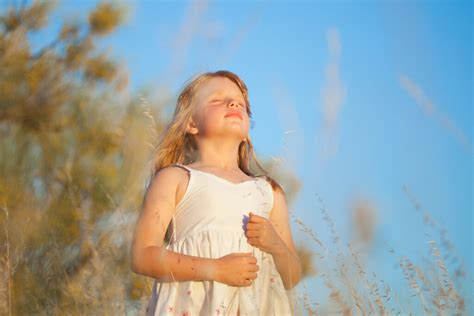 Bambino che respira tranquillamente dopo l'uso dell'aspiratore nasale