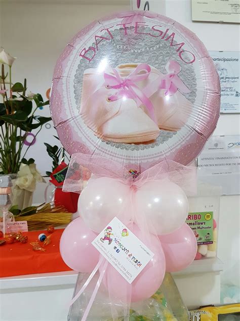 Composizione elegante di palloncini per cerimonia di battesimo