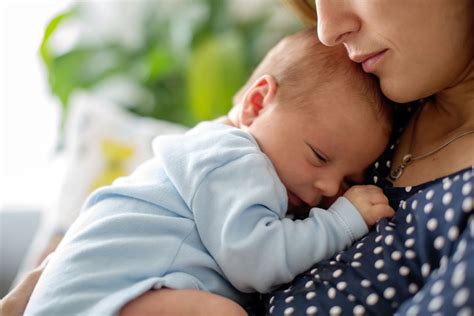 mamma che coccola il bambino nel letto
