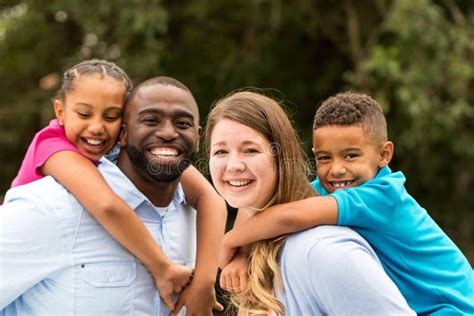 Famiglia multiculturale con bambino che riceve assistenza