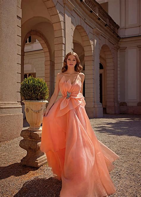Bambina che indossa un abito elegante color pastello in un contesto di cerimonia