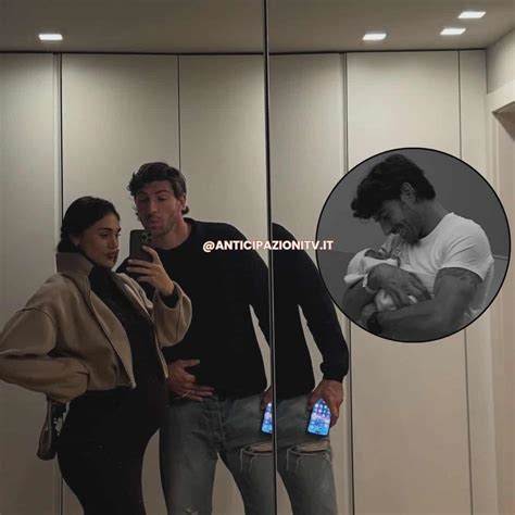 Foto di Ignazio Moser con la neonata Clara Isabel in braccio, in un momento di pura tenerezza