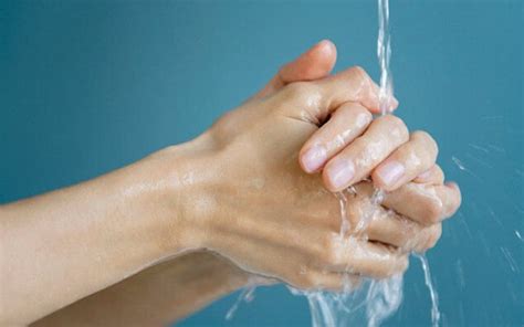 mani che si lavano con sapone