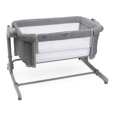 Culla co-sleeper agganciata a un letto matrimoniale
