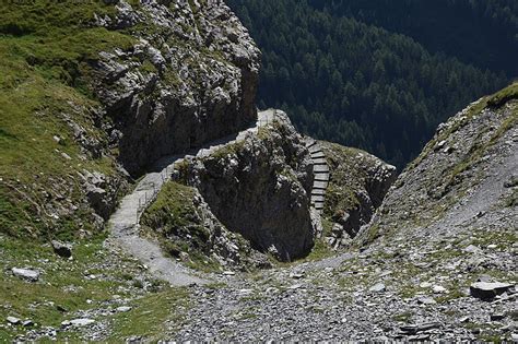 Escursionisti sul Gemmi Pass in estate