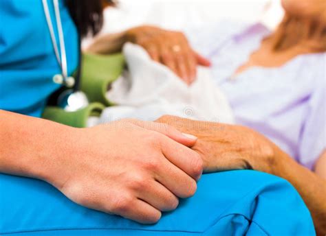 Dottoressa che conforta la paziente