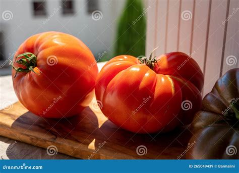 Pomodori freschi e maturi