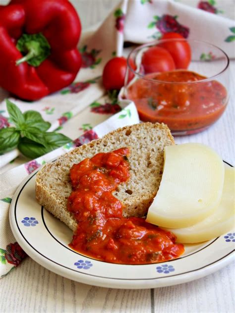 Barattoli di vetro con bagnetto rosso conservato