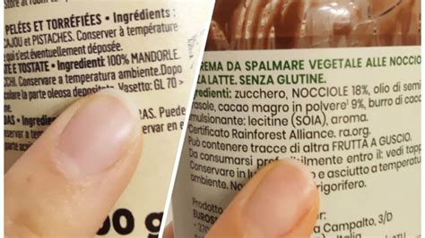 Etichette con ingredienti che indicano microplastiche