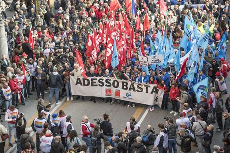 Manifestazione di attivisti per l'obiezione di coscienza negli anni '70