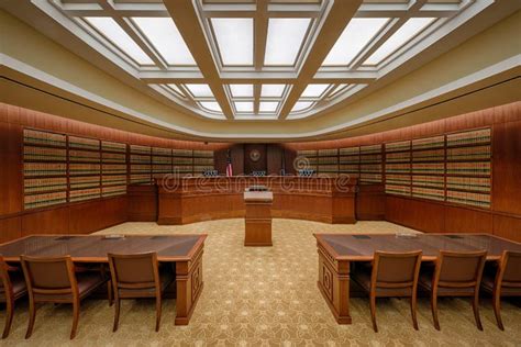 Aula di tribunale con i banchi della difesa e dell'accusa