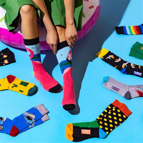 una selezione di calzini colorati con disegni divertenti e applicazioni come fiocchi e pon pon, disposti in un cassetto