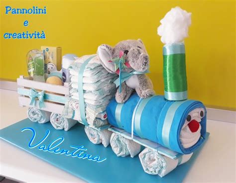 Torta di pannolini a forma di trenino per maschio