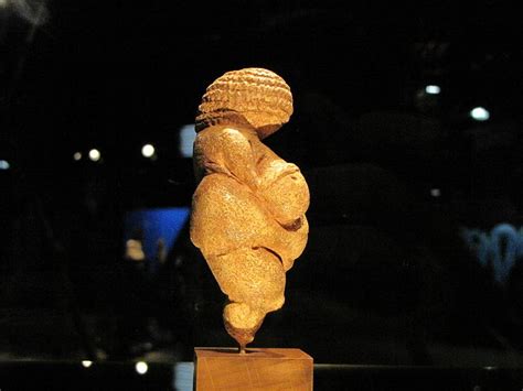Profilo della Venere di Willendorf che evidenzia le sue forme accentuate