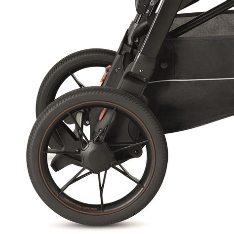 Dettaglio delle ruote ammortizzate del passeggino Inglesina Aptica