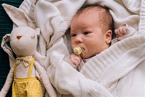 Bambino che gioca serenamente senza ciuccio