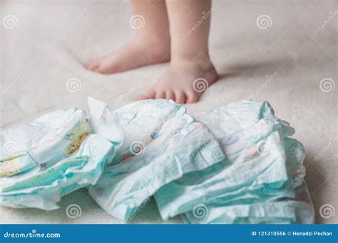 Bambino con pannolino pulito e confezione di crema protettiva