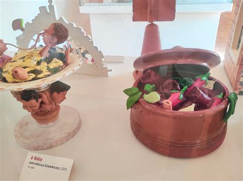 Interno di un museo dedicato ai fischietti in terracotta con diverse opere esposte