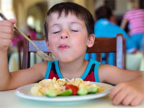 Bambino che mangia con un set pappa