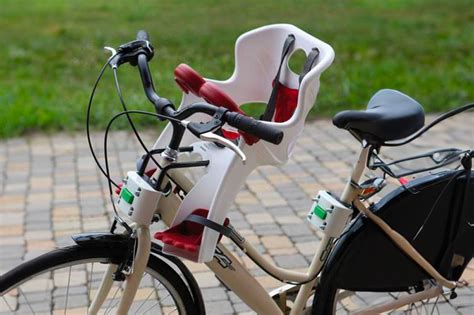 bambino in seggiolino anteriore su bicicletta urbana