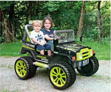 Bambino alla guida di una Jeep Peg Perego elettrica