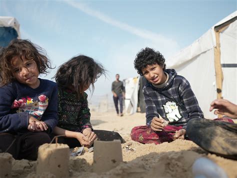 Bambini che giocano con gli attrezzi dalla cassetta del Gaucho Grande