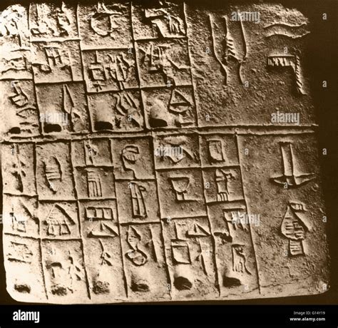 Scrittura cuneiforme su tavoletta d'argilla