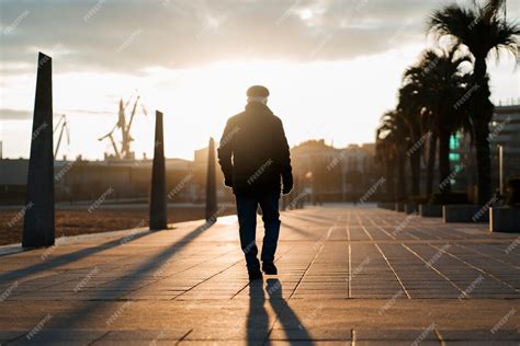 Persona che fa una passeggiata leggera in città