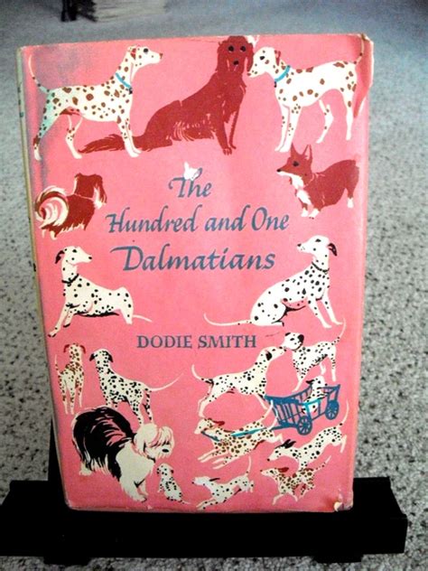 Dodie Smith con i suoi dalmati