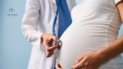 Donna in gravidanza che svolge controlli medici