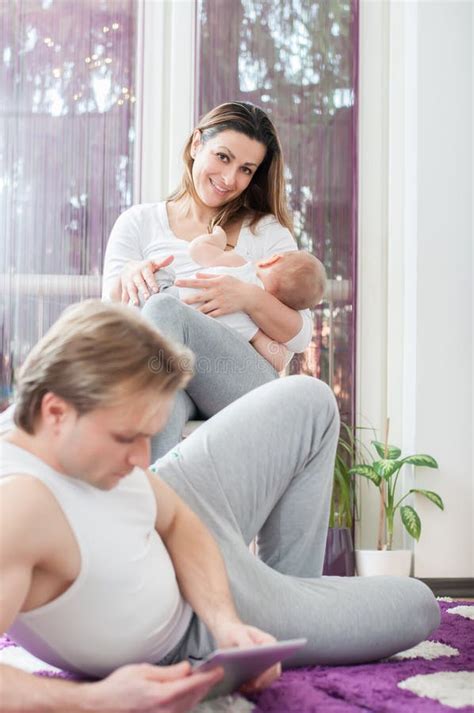 Padre che allatta il neonato