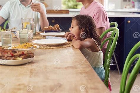 Bambino seduto a tavola con la famiglia