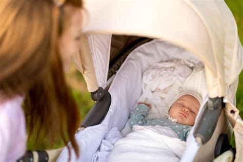 Bambino neonato sdraiato in posizione corretta nel passeggino