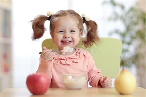 Bambino che mangia felice