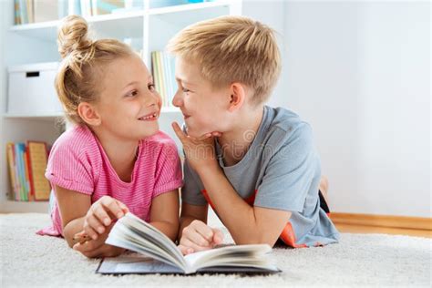 Bambini che leggono un libro illustrato sul cibo