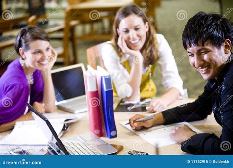 Studenti universitari che studiano