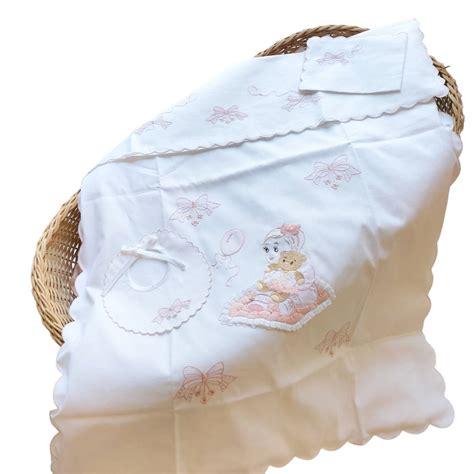 Set coordinato per neonato: lenzuolino, copertina e bavaglino