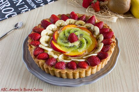 Crostata con crema al latte e frutta