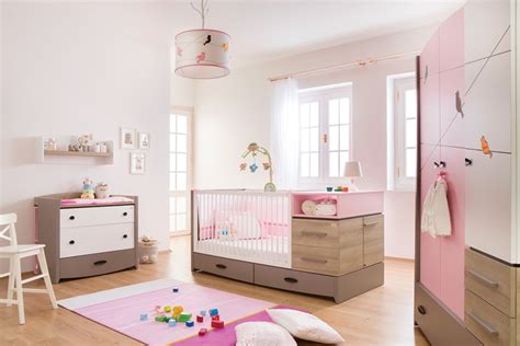 Interno di una cameretta per neonati con lettino